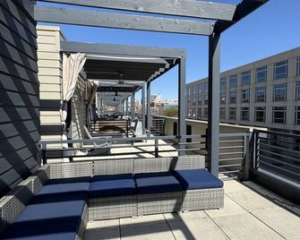 Downtown Skyline Views in Modern Townhome with Rooftop Patios - Des Moines - Balcony