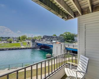 #240 Condo Downtown Charlevoix at the Edgewater Inn - Charlevoix - Balcony