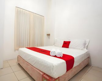 RedDoorz Near Taman Bungkul - Surabaya - Habitación