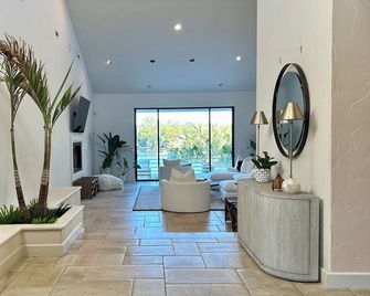 Private 5 bd Waterfront Oasis: 1-Acre Estate with Hidden Pool & 5-Star Luxury - Georgetown - Sala de estar
