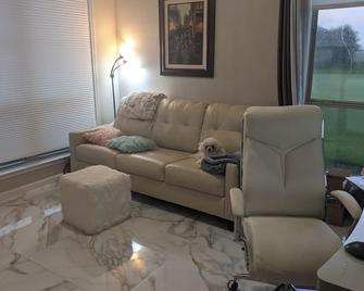 18th Fairway golf course home w patio gas grill, firepit, hot tub, & fitness rm - Navasota - Sala de estar