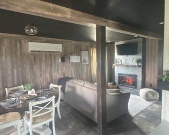 Red Barn Cottage At Borntrager Dairy - Hutchinson - Dining room