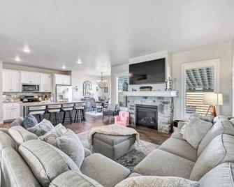 Spacious 3-BR Home near Lambeau - De Pere - Living room