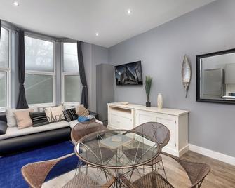 Harewood Lodge Darlington Luxury Apartments - Darlington - Living room