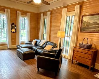 Casa Tejas in Taylor TX - Taylor - Living room