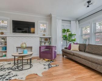 Oak Park, IL, entire house, short walk to train. - Oak Park - Living room