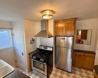Deck + Fire Pit, Walk to Browns Lake Private Beach, Game Room, Near Lake Geneva - Burlington - Kitchen