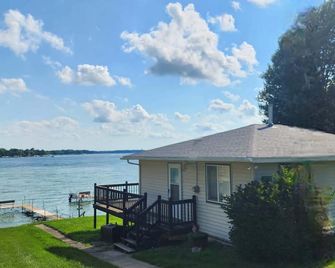 Vintage 2-bedroom cabin in tranquil Spirit Lake with WiFi, AC - Spirit Lake - Building