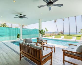 Casa Natalia: Luxurious Oceanfront Villa with Housekeeping and Concierge - Puerto Viejo - Piscina