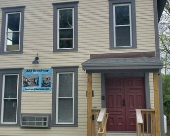 Charming building with 1 bedroom and AC, WiFi in serene Whitehall - Whitehall - Edificio