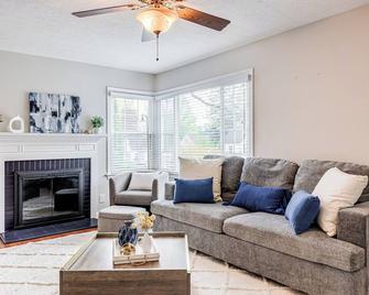 Modern Luxury - Cuyahoga Falls Spacious Retreat - Cuyahoga Falls - Living room