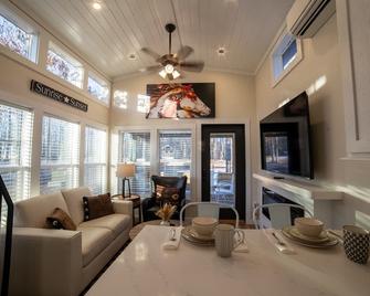 Heavenly Chic Cabin with Stunning Forest Views in Monteagle, Tennessee - Monteagle - Living room