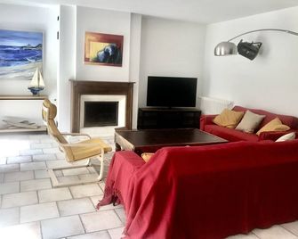 Beautiful Provencal Farmhouse, Air-Conditioned, With Large, Secure Swimming Pool. In The Countryside. - Carpentras - Obývací pokoj