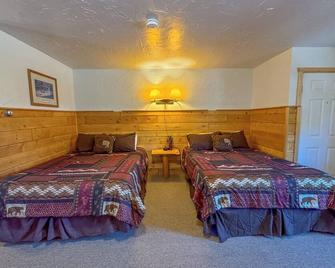 Peaceful Riverfront Cabin, Parking, Hot Tub, 2 Queens & Stunning Mountain Views - Dubois - Bedroom