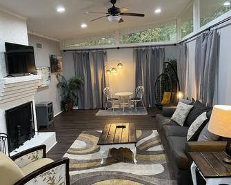 Vaulted Ceilings & Accent Windows--1 mile from CU - Clemson - Living room