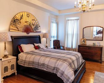 Comfort & Elegance in a Historic La Crosse, Wisconsin Mansion - La Crosse - Bedroom