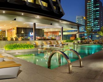 DoubleTree by Hilton Hotel Sukhumvit Bangkok - בנגקוק - בריכה