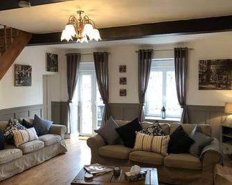 Spacious Family Farmhouse In 3 Acres With Stunning Views, Exclusive Use. - Sourdeval - Sala de estar