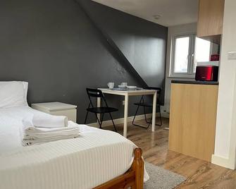 Private Studio Room With Your Shower and Kitchen - London - Schlafzimmer