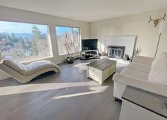 Ocean Mountain View at private one acre land in Goose Spits park - Comox - Living room