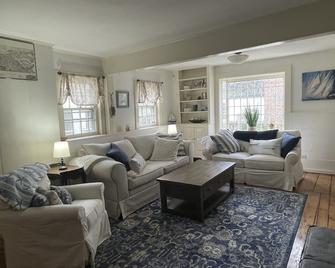 Large Charming Historic House close to Beaches - Clinton - Living room