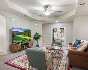 Perfect Sa Getaway! Near Lackland Seaworld Alamo Riverwalk - سان انطونيو - غرفة معيشة