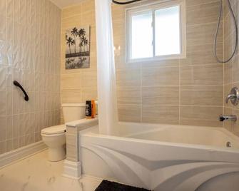 Lavish Retreat: Serene Getaway in Lower Sackville - Lower Sackville
