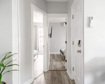 Modern 2 Bed in BlackRock - Bridgeport - Hallway