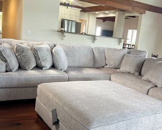 Weiss Lake 5 bedroom house ready for your family fun of Skiing and Fishing. - Centre - Sala de estar