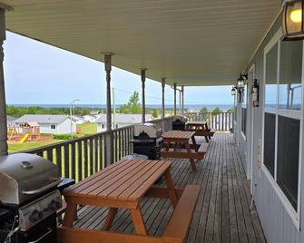 Cavendish Bosom Buddies Cottage Resort - Cavendish - Balcony