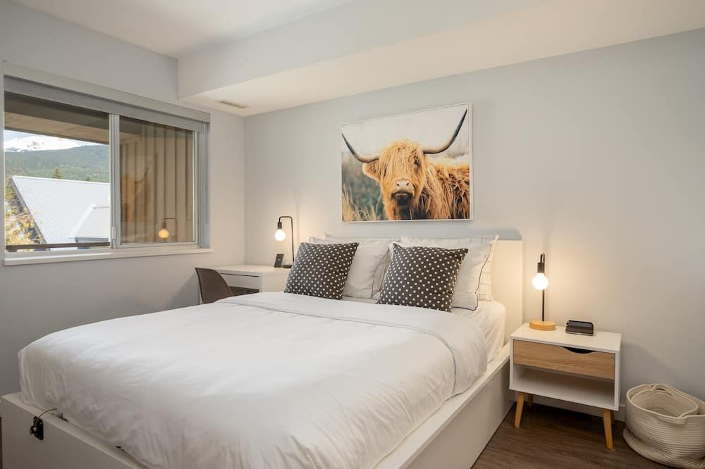 Alpine Suite at Marketplace Lodge - Whistler - Bedroom