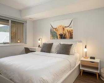 Alpine Suite 2 Br With Hot Tub Free Parking & Perfect Location Marketplace Lodge - Whistler - Sypialnia