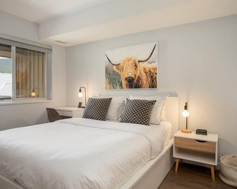 Alpine Suite at Marketplace Lodge - Whistler - Bedroom