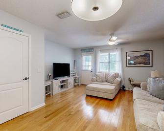 Starfish Shores - Brunswick - Living room