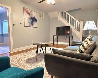 Mid Century Modern 3-bedroom 2-bath house with WiFi, AC, W backyard - Redford - Sala de estar