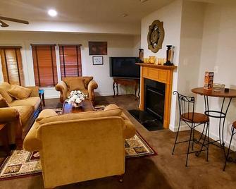 Exquisite 1 Bedroom, 1 Full Bath Apartment - Upper Marlboro - Huiskamer