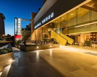Krystal Urban Guadalajara - Guadalajara - Hotellinngang