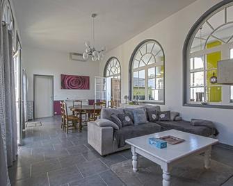 Spacious holiday home in Aure sur Mer with garden - Aure-sur-Mer - Living room