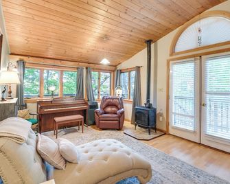 1 Mi to Acadia Home Near Downtown Bar Harbor! - Bar Harbor - Living room