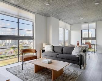 Unbelievable Wynwood 2BR w/ Pool & Gym, nr Design Dist, by Blueground - Miami - Living room