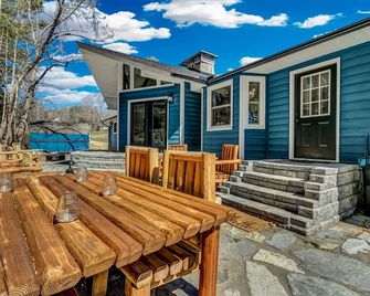 Bigfoot Manor with Fire Pit - Marion - Patio
