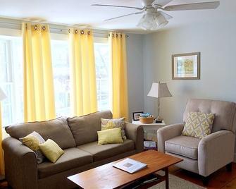 A Family Heirloom - Historic 1839 Downtown Mystic Home - Stonington - Living room