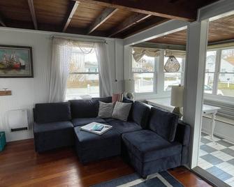 Summersalt Madison: New England shoreline charm 2-3 minutes from private beach - Madison - Living room