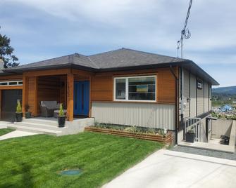 Conveniently located guest suite in the heart of the Cowichan Valley. - Duncan - Building
