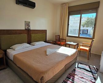 Charming 5-bedroom bed & breakfast with WiFi, AC in fabulous Wadi Musa, Petra - Wadi Musa - Bedroom