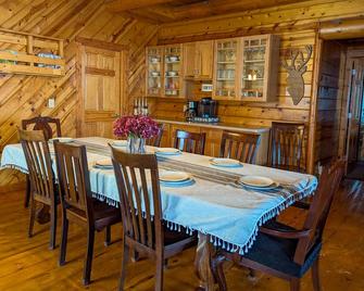 Beautiful Cabin on a Vineyard - West Branch - Dining room