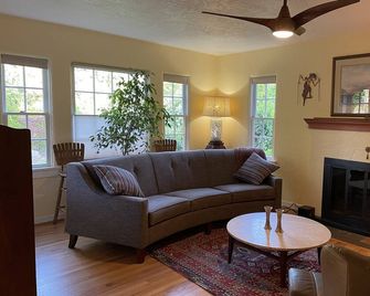 Shishi's Cottage--Walk To Osu - Corvallis - Sala de estar
