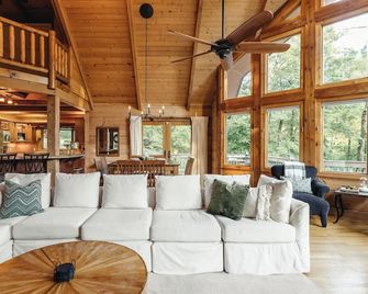 Center Hill Lake Cabin with Hot Tub & Lake Access - Smithville - Living room