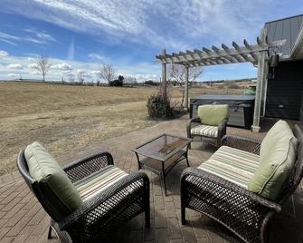 Executive Water View Home With Hot Tub, Just 3 Minutes To Barachois Beach - Rustico - Patio