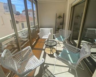 MAR2 - Beau 2 pièces avec loggia fermée et aménagée en centre ville - Cannes - Balcón